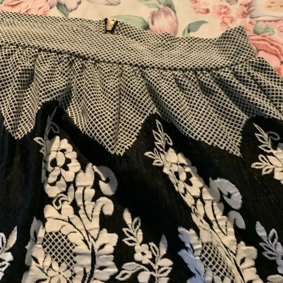 Alya Women’s Skirt with Design Size Small - Picture 2 of 7